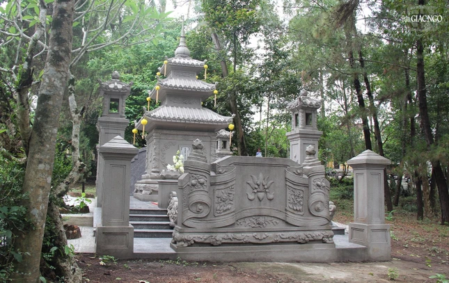 Bảo tháp cố Ni trưởng Thích nữ Chơn Hiền trong khuôn viên chùa Diệu Viên