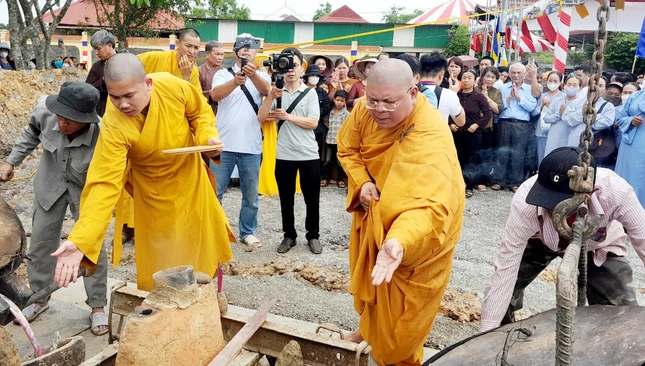 Chú nguyện trước khi rót đồng đúc chuông