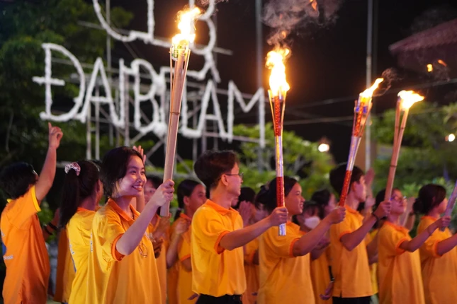 Thắp đuốc trong đêm lửa trại