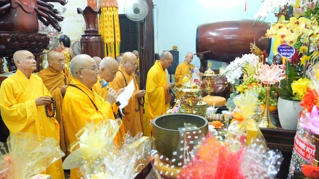 Chư tôn đức thắp hương cầu nguyện Chư tôn đức thắp hương cầu nguyện