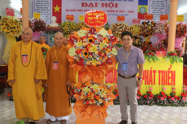 Đại diện Ban Tôn giáo tỉnh Phú Yên tặng hoa chúc mừng