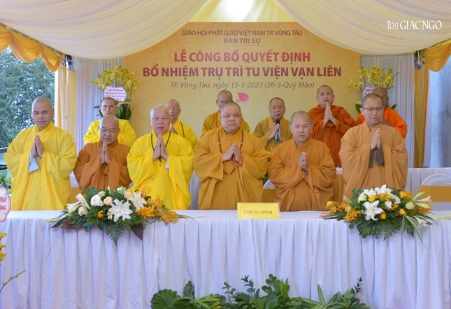 Chư tôn đức chứng minh buổi lễ