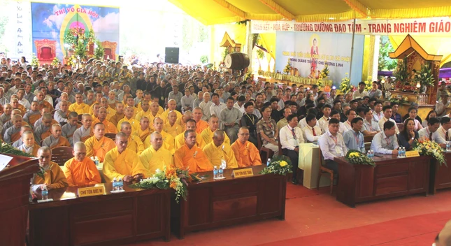 Đông đảo Tăng Ni, đại biểu, Phật tử tham dự