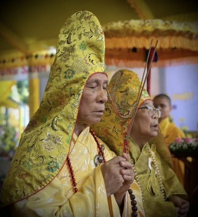 Trưởng lão Hòa thượng Thích Giác Quang, Phó Pháp chủ GHPGVN quang lâm niêm hương bạch Phật trong nghi lễ tâm linh