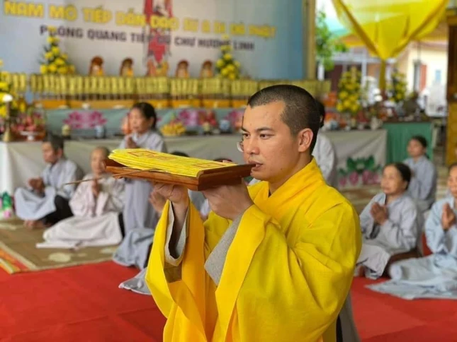 Đại đức tân trụ trì chùa Quy Thiện đại vị bách gia họ tộc dâng sớ