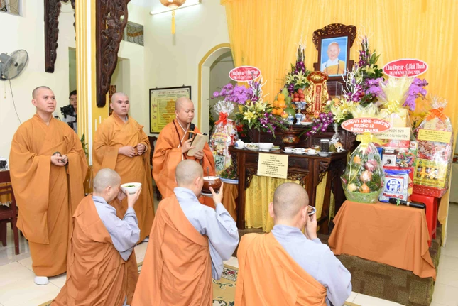 Môn đồ pháp quyến dâng phạn thực cúng dường