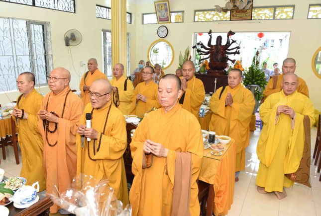 Chư tôn đức thắp hương tưởng niệm