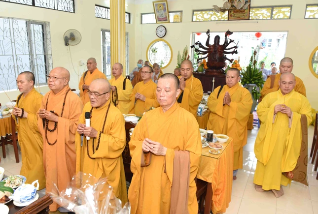 Chư tôn đức thắp hương tưởng niệm