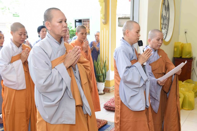 Sư cô Thích nữ Lệ Hiền dâng lời tác bạch