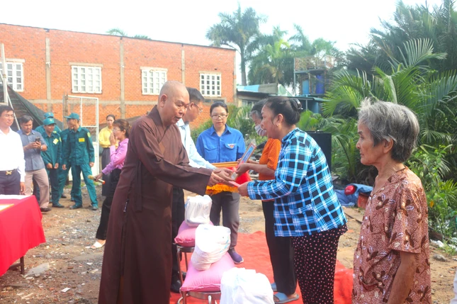 Trao quà đến các hộ dân khó khăn Trao quà đến các hộ dân khó khăn