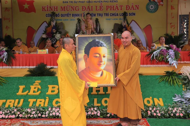 Tặng quà chúc mừng đến Đại đức tân trụ trì chùa Long Sơn