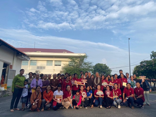 Hội từ thiện "Hạt giống từ bi" - chùa Đại Giác trong chuyến thăm, tặng quà bệnh nhân tại Bệnh viện Tâm thần TƯ 2