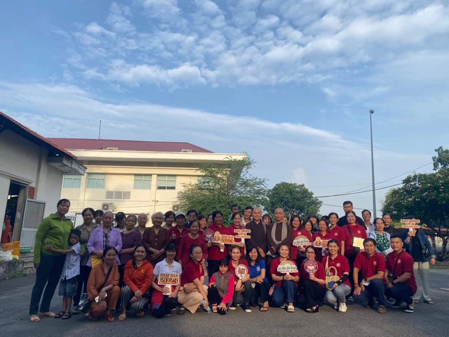 Hội từ thiện "Hạt giống từ bi" - chùa Đại Giác trong chuyến thăm, tặng quà bệnh nhân tại Bệnh viện Tâm thần TƯ 2