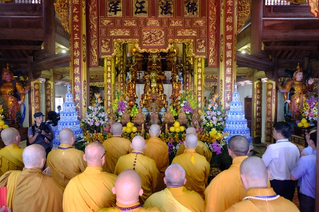 Khóa lễ tụng kinh cầu nguyện tại chánh điện chùa Triều Sơn