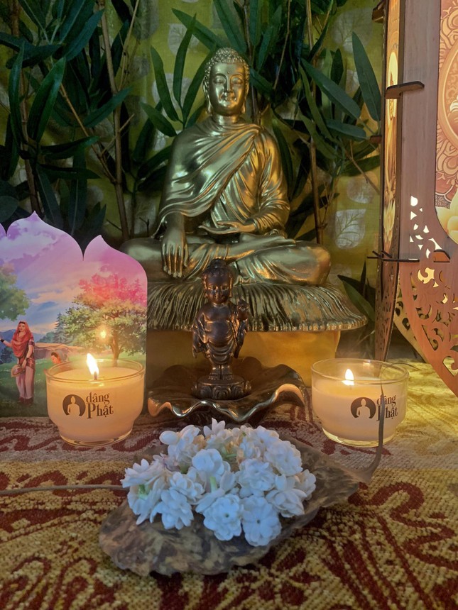 ... Tháng Tư về Phật kỳ bay rợp phố, nhắc nhau ngày Đức Từ Phụ đản sinh