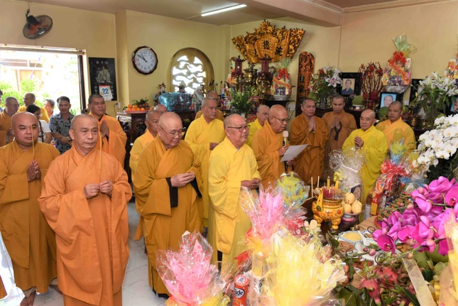 Chư tôn đức thắp hương tưởng niệm