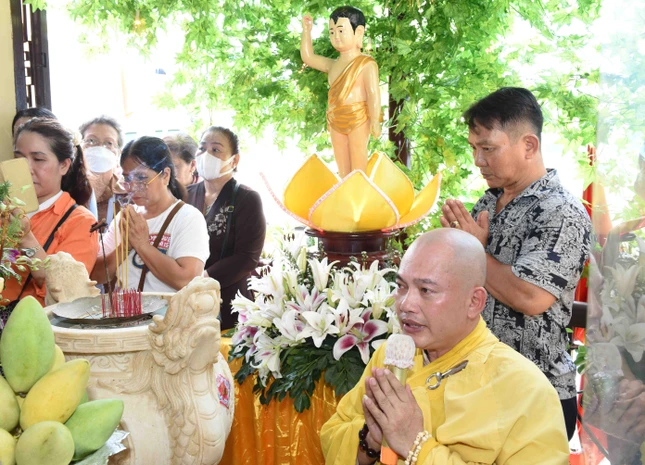 Đại đức Thích Thiện Tài tác bạch cúng dường