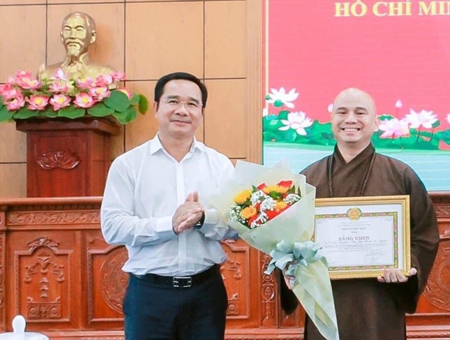 Đại đức Thích Lệ Ngôn nhận Bằng khen của Ban Tuyên giáo T.Ư