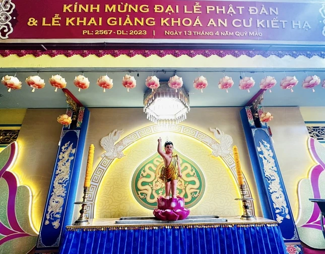 Lễ đài chính của Phật giáo Q.6 đang được thiết trí tại chùa Tuyền Lâm