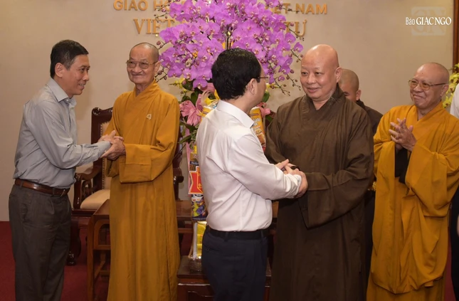 Hòa thượng Thích Lệ Trang cùng Phó Bí thư Thành ủy TP.HCM Nguyễn Văn Hiếu
