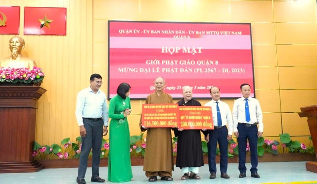 Trao tặng bảng tưởng trưng ủng hộ Quỹ "Vì người nghèo" và hỗ trợ các hộ dân khó khăn