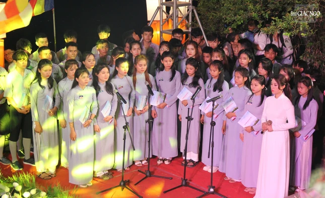 Đoàn sinh Gia đình Phật tử cử bài ca "Sen trắng"