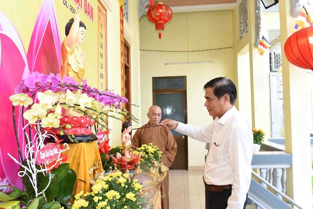 Ông Ngô Văn Luận, Phó ban Dân vận TP.HCM thực hiện nghi thức Tắm Phật tại lễ đài chùa Phước Bửu