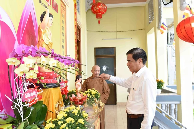 Ông Ngô Văn Luận, Phó ban Dân vận TP.HCM thực hiện nghi thức Tắm Phật tại lễ đài chùa Phước Bửu Ông Ngô Văn Luận, Phó ban Dân vận TP.HCM thực hiện nghi thức Tắm Phật tại lễ đài chùa Phước Bửu