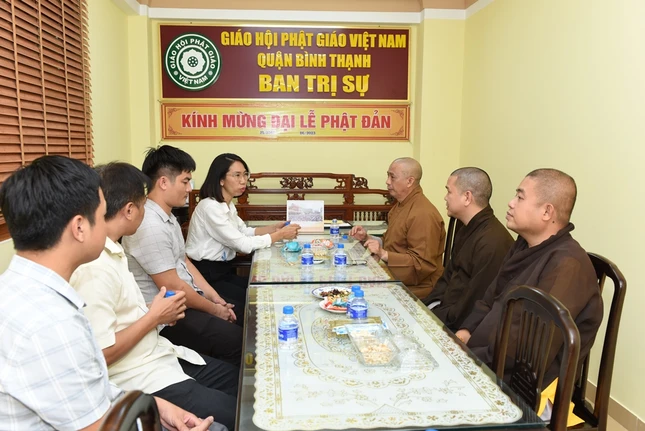 Bà Phạm Thị Yến Bình, Phó Trưởng phòng An ninh nội địa - Công an TP.HCM dẫn đoàn cùng các thành viên thăm, chúc mừng Phật đản Bà Phạm Thị Yến Bình, Phó Trưởng phòng An ninh nội địa - Công an TP.HCM dẫn đoàn cùng các thành viên thăm, chúc mừng Phật đản
