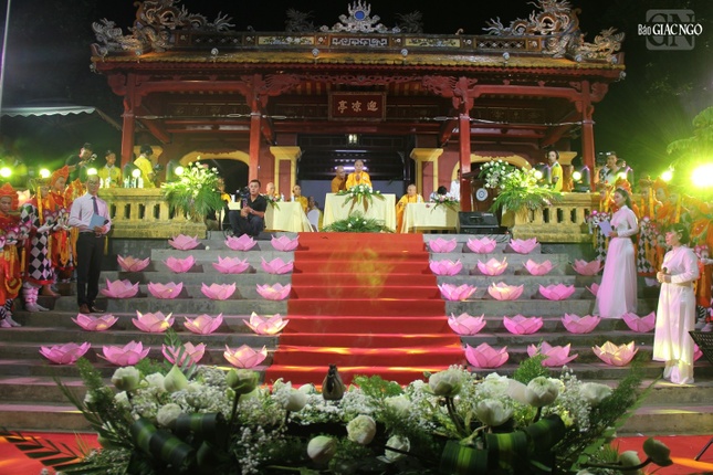 Lễ thắp sáng 7 đóa hoa sen tại bến Nghinh Lương Đình