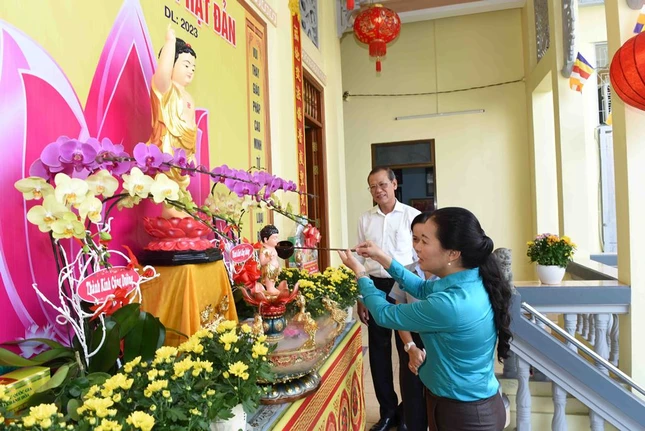 Bà Phan Kiều Thanh Hương, Phó Chủ tịch UBMTTQVN TP.HCM thực hiện nghi thức Tắm Phật Bà Phan Kiều Thanh Hương, Phó Chủ tịch UBMTTQVN TP.HCM thực hiện nghi thức Tắm Phật