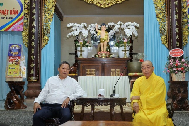 Hòa thượng Thích Minh Nhật cùng Phó Chủ tịch Thường trực UBMTTQVN tỉnh Bình Thuận