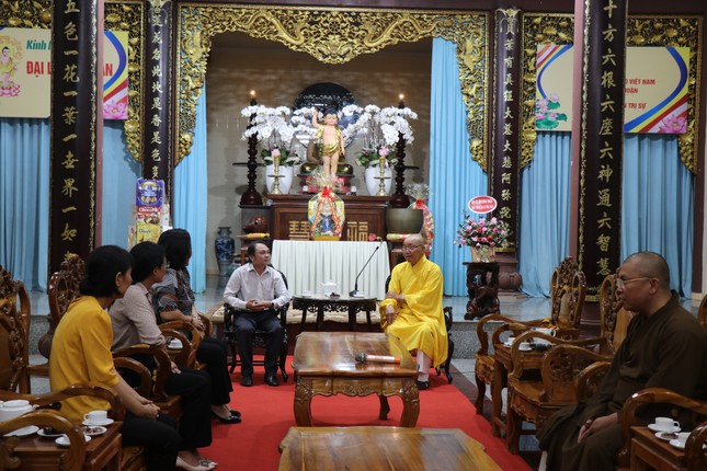Hòa thượng Thích Minh Nhận cùng chư Tăng đón tiếp đoàn lãnh đạo TP.Phan Thiết