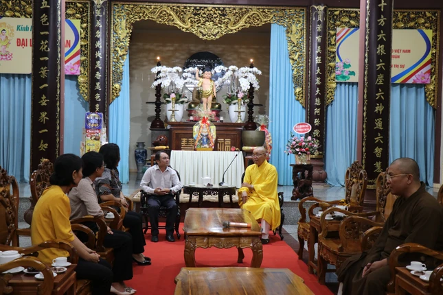 Hòa thượng Thích Minh Nhận cùng chư Tăng đón tiếp đoàn lãnh đạo TP.Phan Thiết