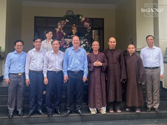 Chụp ảnh lưu niệm tại tiền sảnh Báo Giác Ngộ Chụp ảnh lưu niệm tại tiền sảnh Báo Giác Ngộ