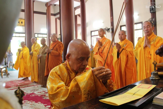 Trưởng lão Hòa thượng Thích Đức Thanh niêm hương bạch Phật