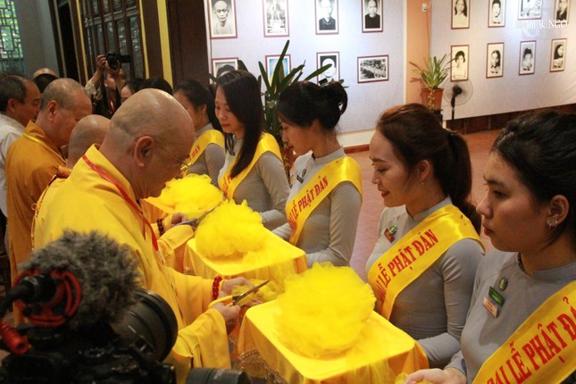 Cắt băng khai mạc triển lãm