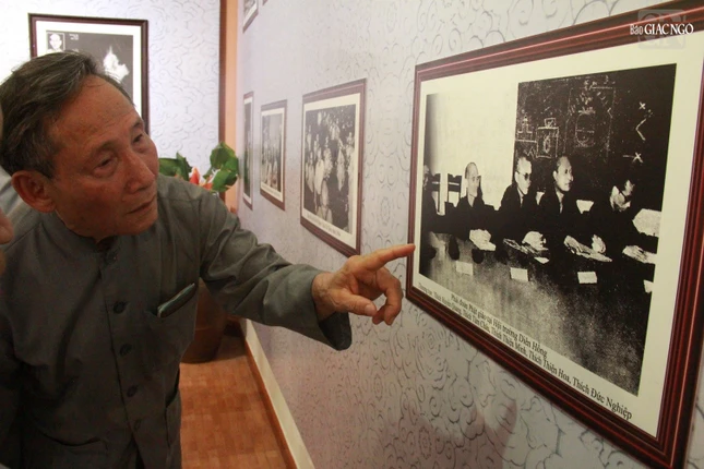 Giáo sư Lê Mạnh Thát xem lại hình ảnh chư tôn đức lãnh đạo trong pháp nạn cách đây 60 năm