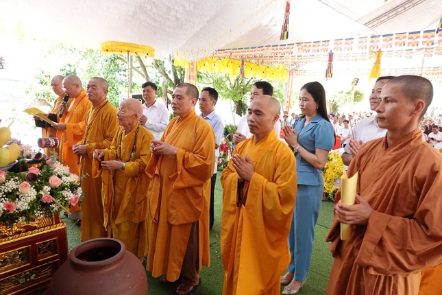 Chư tôn giáo phẩm niêm hương bạch Phật