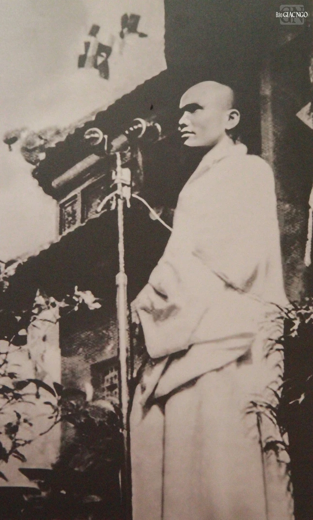 Đại lão Hòa thượng Thích Trí Quang phát biểu tại chùa Từ Đàm năm 1963