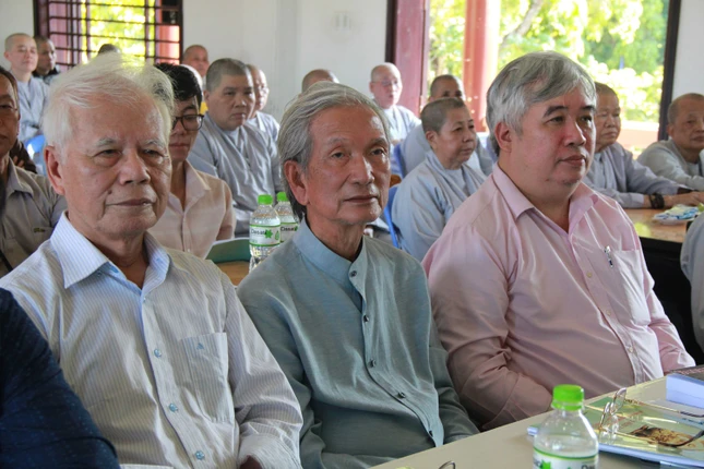 Nhân sĩ trí thức tham dự