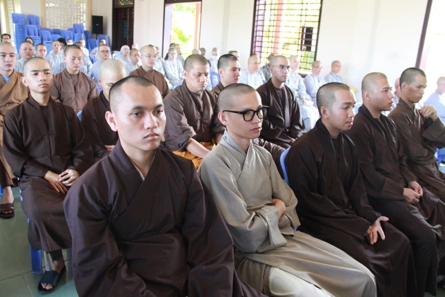 Tăng sinh trẻ lắng nghe giai đoạn lịch sử bi hùng của Phật giáo Việt Nam
