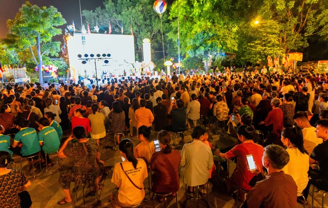 Đông đảo Phật tử và nhân dân về chùa Đại Bi tham dự Đại lễ Phật đản