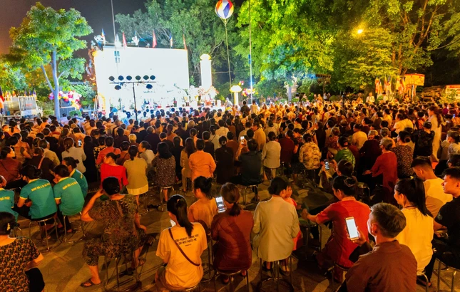 Đông đảo Phật tử và nhân dân về chùa Đại Bi tham dự Đại lễ Phật đản