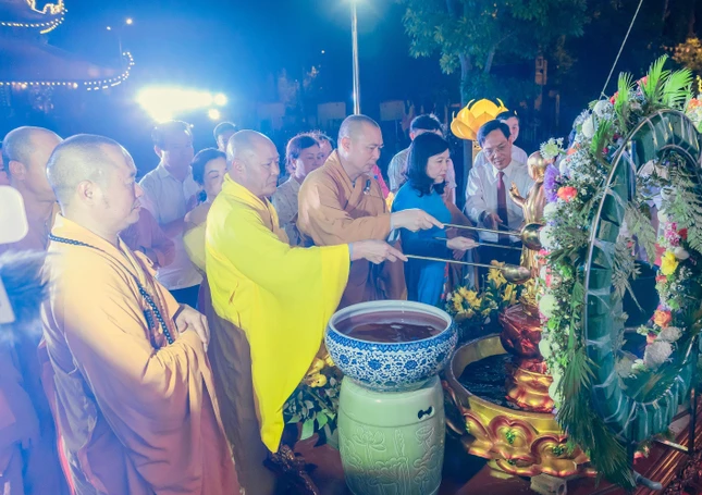 Chư tôn đức và đại biểu thực hiện nghi thức Tắm Phật truyền thống