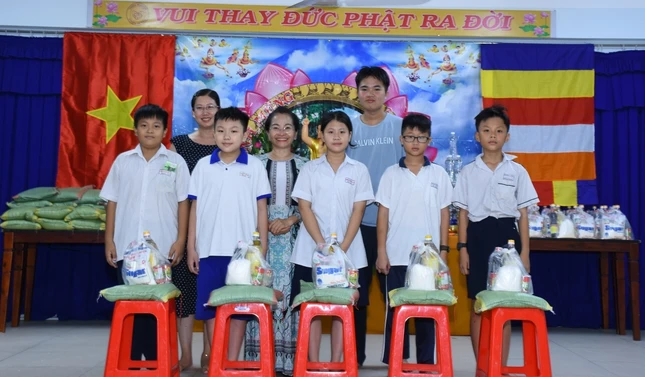 Trao quà đến các em học sinh đang theo học tại trung tâm Trao quà đến các em học sinh đang theo học tại trung tâm