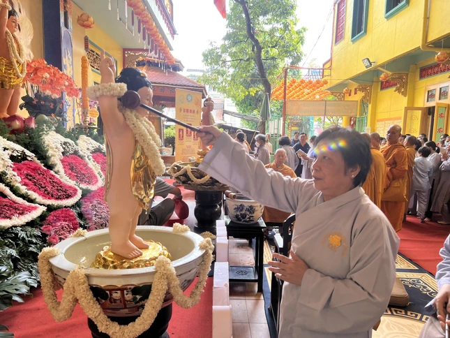 Thành kính Tắm Phật