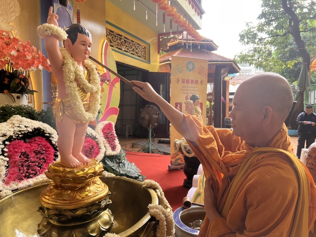 Thượng tọa Thích Giác Nhuận thực hiện nghi thức Mộc dục