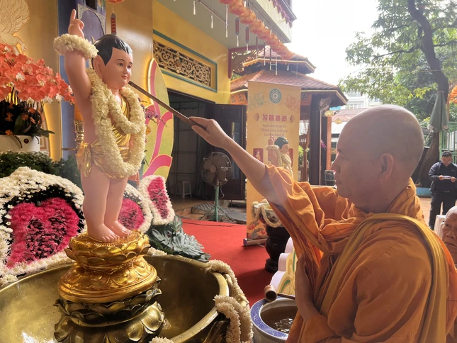 Thượng tọa Thích Giác Nhuận thực hiện nghi thức Mộc dục