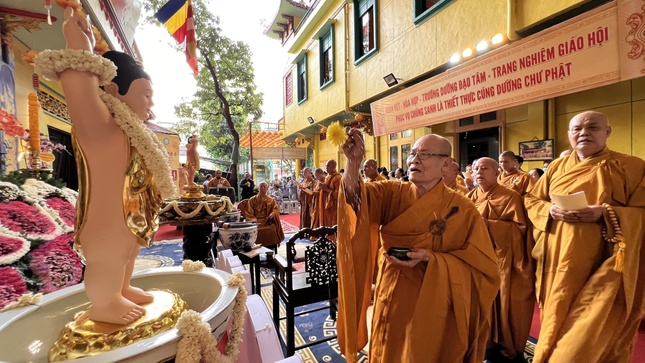 Hòa thượng Thích Thiện Nghĩa cử hành nghi thức sái tịnh